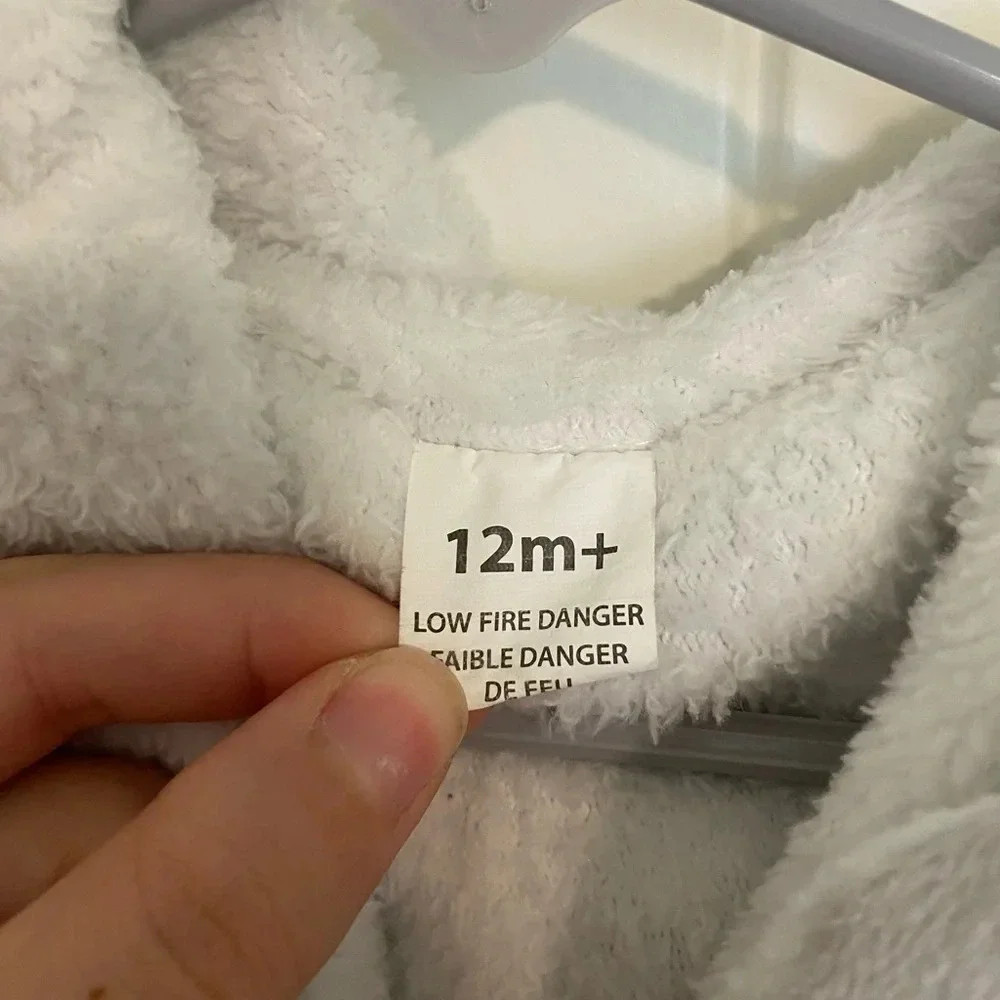 EUC | Blankets & Beyond baby fuzzy robe — 12 months+‎